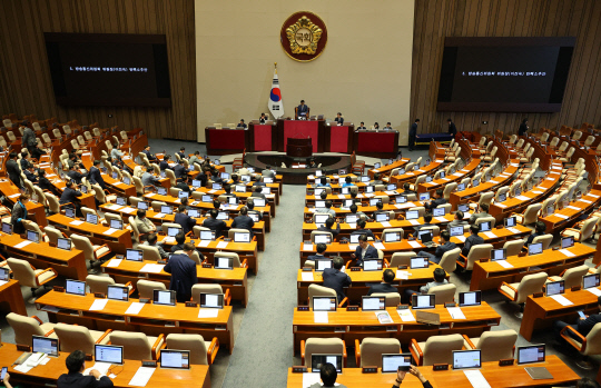 지난 2일 오후 국회 본회의에서 이진숙 방송통신위원회 위원장 탄핵소추안이 야당 단독으로 통과되고 있다. 연합뉴스
